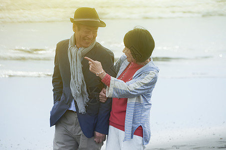 海边散步的中老年夫妇图片