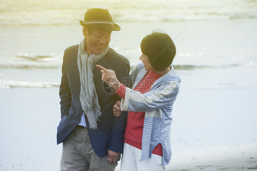 海边散步的中老年夫妇