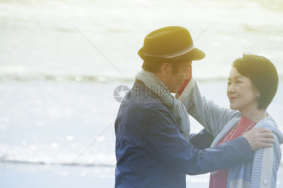 海边散步的中老年夫妇图片