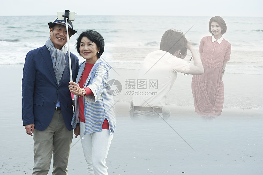 海边散步的中老年夫妇