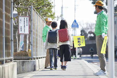 祖父人物笑容高级志愿者学校道路的安全援助图片