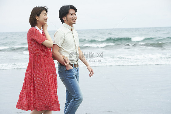 海边旅游的新婚夫妇图片