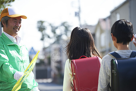 小孩放学学校通勤高级志愿者学校道路的安全援助图片