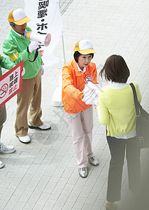 小心喇叭站立高级志愿者礼仪在街上引起图片