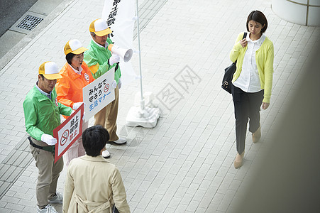 火车站乱丢杂物女人高级志愿者礼仪在街上引起图片