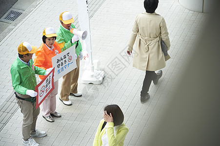 志愿者街上做志愿服务图片