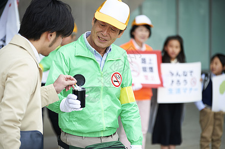 烟草传单礼仪在街上抽烟的青年图片