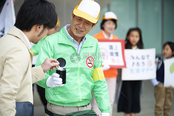 烟草传单礼仪在街上抽烟的青年图片