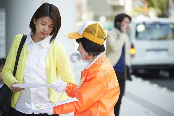 痴迷男人和女人人物高级志愿者礼仪在街上引起图片