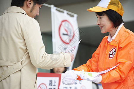 志愿者街上做志愿服务图片