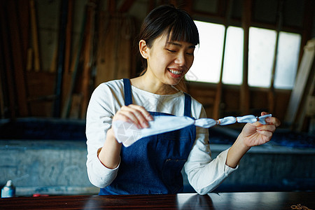 学习扎染技术的年轻女性图片