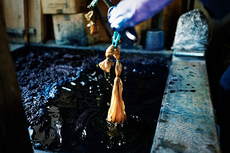 五岳独尊湿透放入染缸里的布料背景