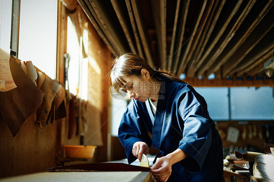传统文化人物靛蓝染料手工女士图片