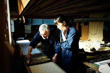 传统手工工匠教学徒制作印花染色图片