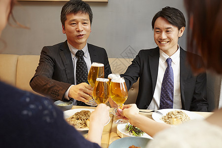 四个年轻人在聚会时喝啤酒图片