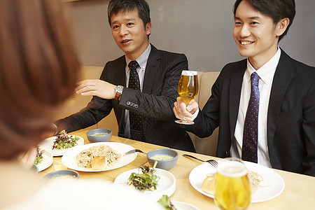 四个年轻人在聚会时喝啤酒图片