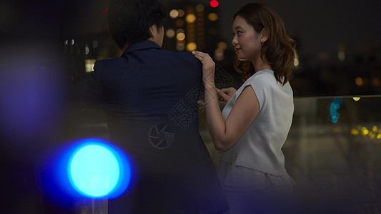 西装城市夜晚相亲活动约会的男女交谈背景