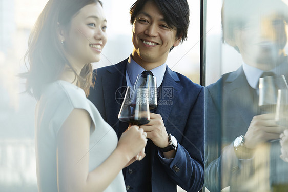 站在落地窗前微笑的夫妇图片