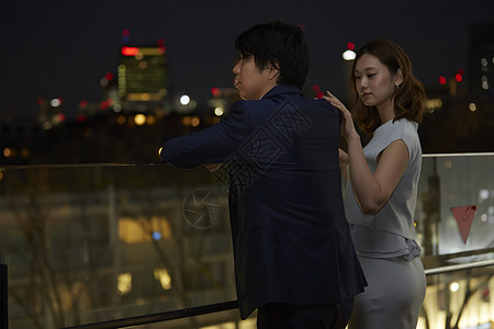 西装城市夜晚夜景约会的男女交谈背景