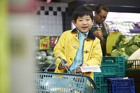 超市内独自购物的小男孩图片