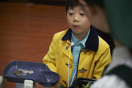 收银台结账的小男孩图片