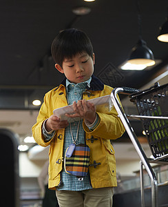 超市里独立购物的小男孩图片