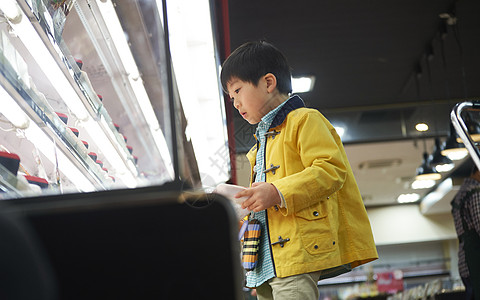 超市独自购物的小男孩图片