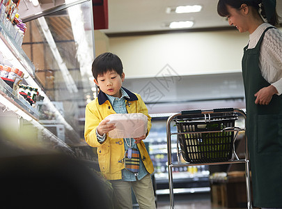 超市独自购物的小男孩图片