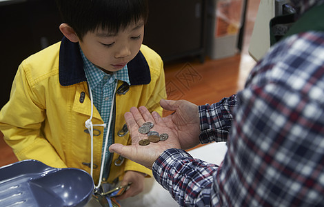 等待收银员找零的小男孩图片