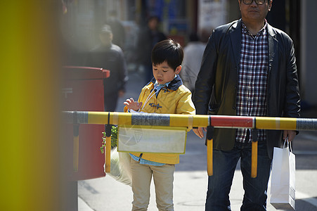 等待铁路通过的小男孩背景图片