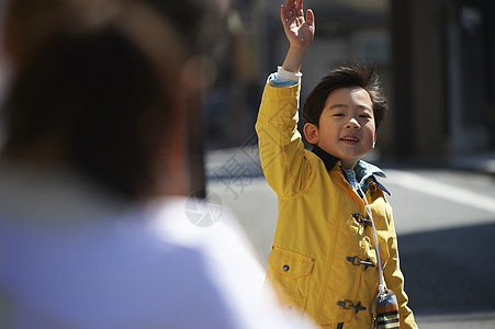 小男孩挥手图片