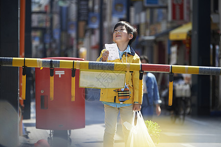 等待铁路经过的小男孩图片