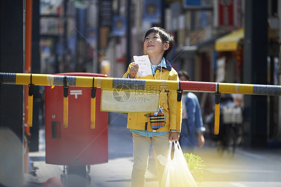 等待铁路经过的小男孩图片