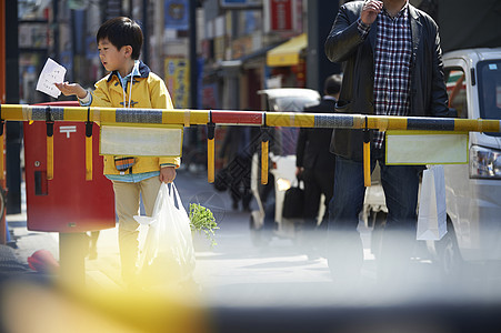 小男孩独自采购回家路上图片