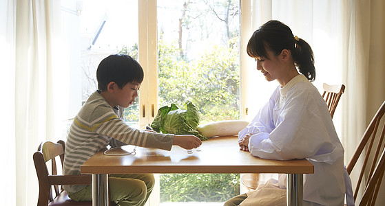 母亲和小朋友商量自己出去买东西图片素材