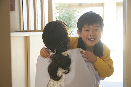 女低等级助手母亲抱着一个疯狂回家的男孩图片