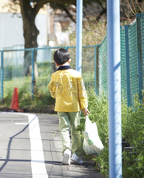 男人少年塑料袋oshokai回家的男孩图片