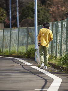 小孩走路背影图片
