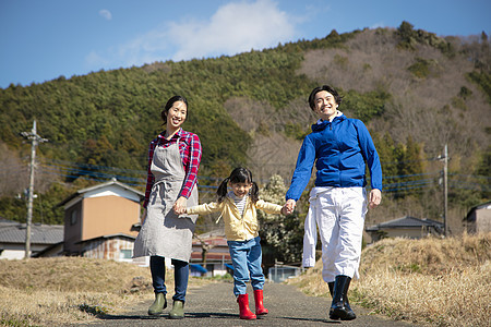 手牵手白天人类生活在乡下的父母和孩子散步图片
