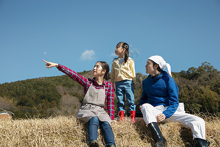 三个人儿童肖像放松在乡村生活方式通行证的家庭图片