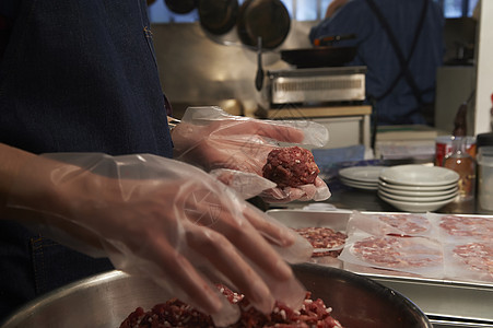 汉堡店厨房厨师在制作肉末图片
