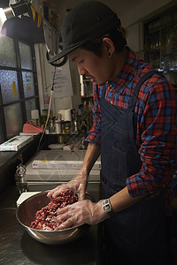 汉堡店厨师用手搓肉图片