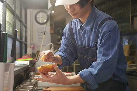 汉堡店厨师制作汉堡图片