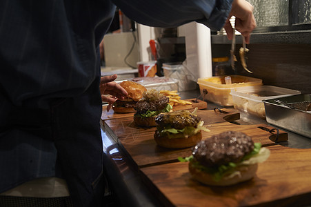 汉堡店厨师制作汉堡快餐图片