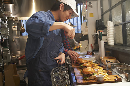 厨房内制作汉堡的员工图片