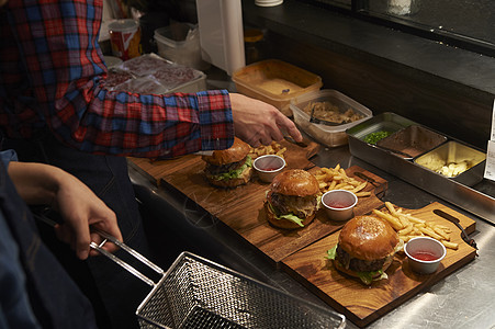汉堡店后厨正在加工汉堡图片素材