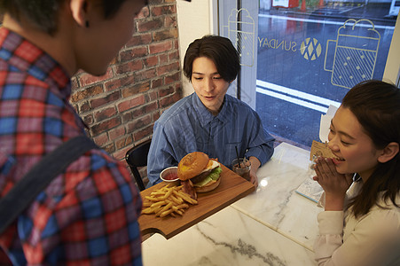 一对夫妇来到一家汉堡店用餐图片