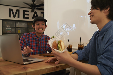 二个男人在汉堡店吃午餐图片