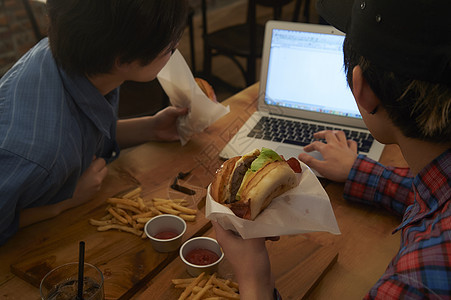 二个男人在汉堡店用餐图片