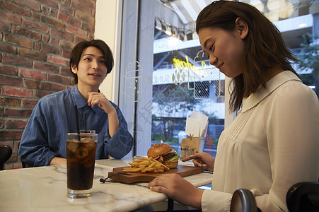 一对夫妇来到一家汉堡店用餐图片